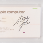 Numele Steve Jobs rămâne uriaş: o carte de vizită şi un cec semnate de acesta au fost vândute la licitaţie pentru sume record